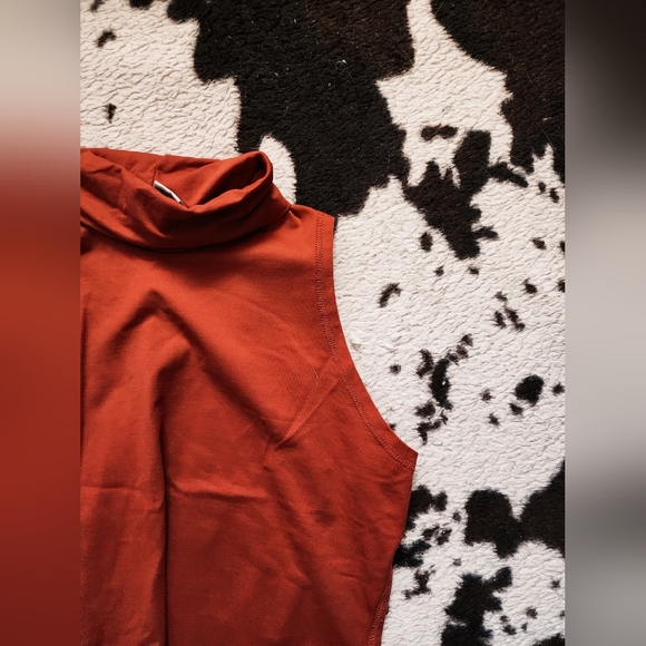 "NEWPORT NEWS" WOMEN'S 90'S SLEEVLESS TURTLENECK TANK -ORANGE RUST - Picture 3 of 4